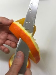 オレンジの皮をむく